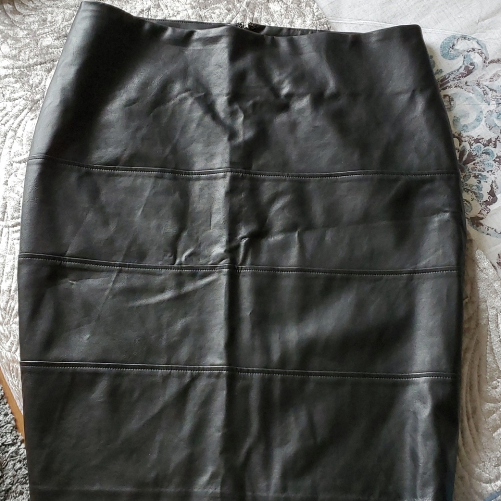 Reitmans faux leather pencil skirt size 13.